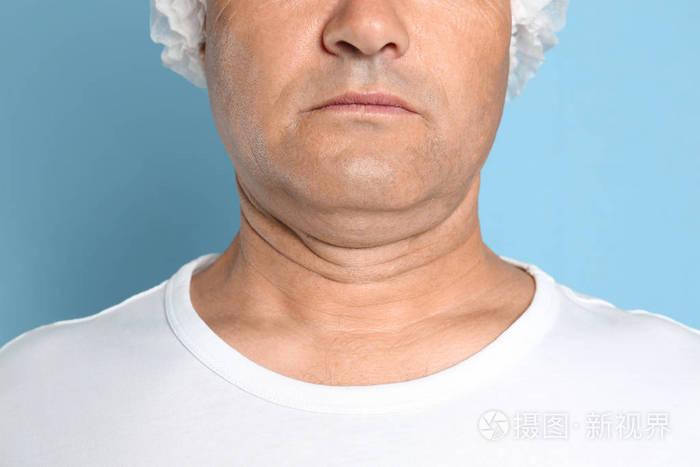 蓝色背景双下巴的成熟男人特写