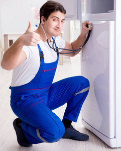 修理工承包商用自己动手的概念修理冰箱