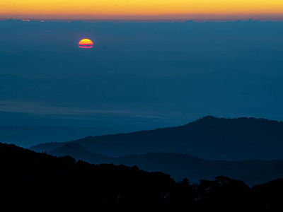 夕阳山景