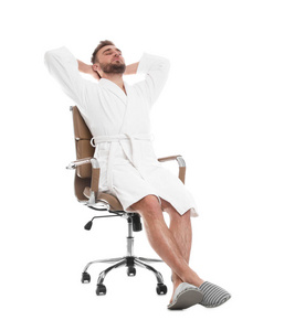 穿着浴袍的帅哥坐在白色背景的椅子上