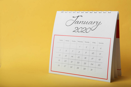 黄色背景的纸质日历，文本空白。规划公司