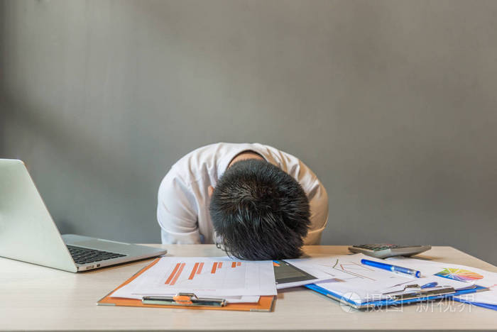 亚洲商人工作累压力大