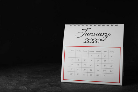 灰色表格上的纸质日历，文本空间。规划概念