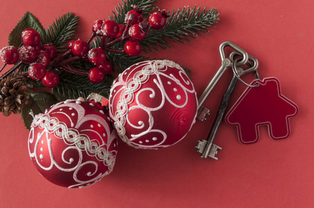 两个复古钥匙和圣诞球，背景是红色的纸