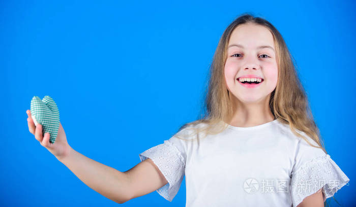 看上去既高兴又兴奋快乐的女孩抱着小小的心小孩子高兴地笑了可爱的