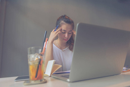 压力大女性图片