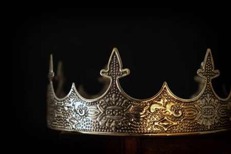 低调的形象美丽的女王/国王的王冠在木桌上.葡萄酒过滤.