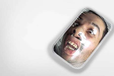 人的头部像一个装在塑料盒子里的物品,隔离在白色的背景上,生态理念