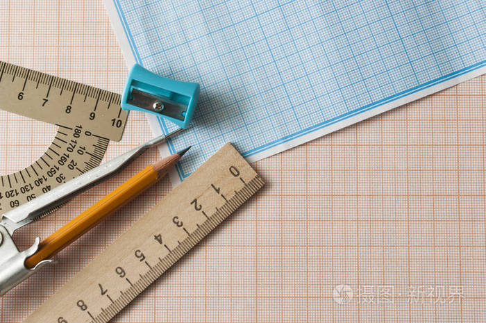用圆规铅笔尺子在相纸上画出几何图形