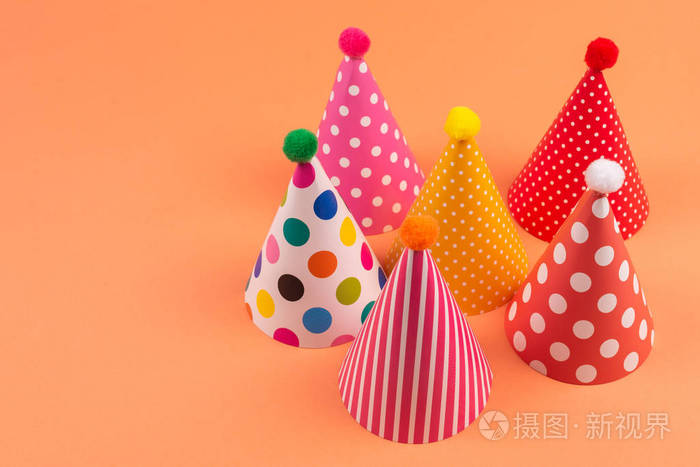 橙色背景的彩色生日帽 照片 正版商用图片26oz44 摄图新视界