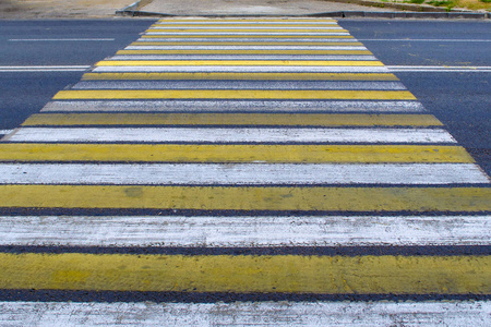 人行横道和人行横道——夏季城市道路,街道或街道上黄白相间斑马线的