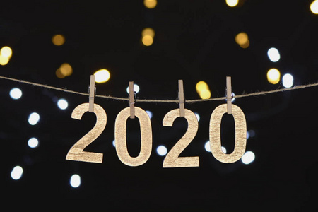 用unfo在绳子上挂着金木字母的新年2020