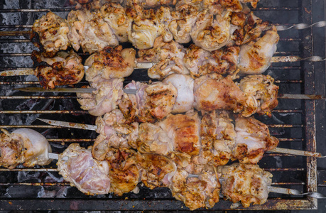 用烤肉串上的鸡肉制作出新鲜可口的羊肉串。