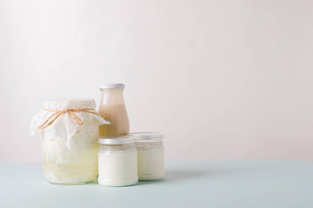 发酵乳制品。牛奶蘑菇。玻璃瓶装有机益生菌发酵乳制品。健康饮食。