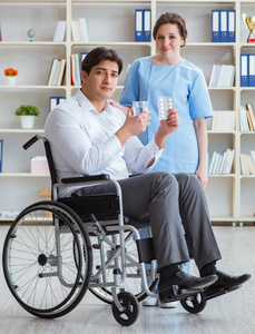 坐轮椅的残疾病人定期到医院就诊