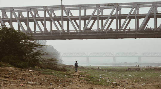 雾天亚穆纳河钢桥