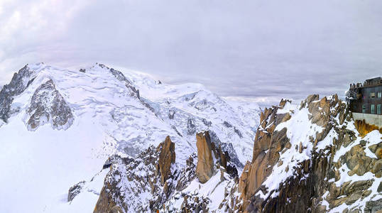 从格拉斯的冰川雪坡俯瞰。勃朗峰山脉，夏蒙尼，法国，阿尔卑斯山。登山者风景