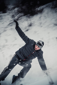 快乐的年轻人带着滑雪板在雪山上享受阳光。冬季运动和娱乐，户外活动。