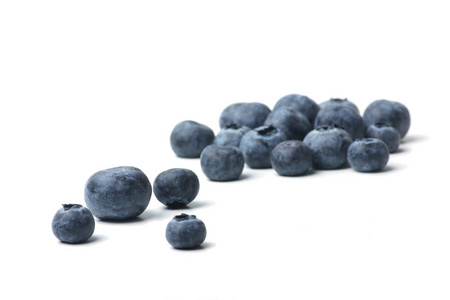 白色背景上孤立的一堆蓝莓