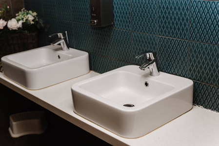 洗厕所公共厕所内的洗手池.闭合照片