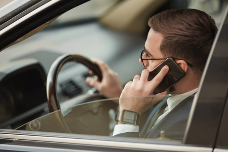 通信 男人 商业 技术 旅行 窗口 司机 奢侈 电话 眼镜