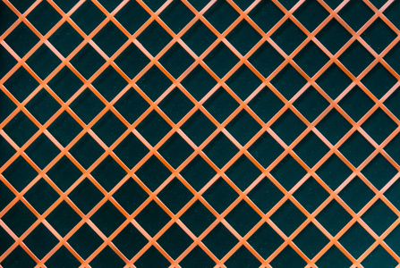 交叉口几何绿色背景下的抽象金属网格照片