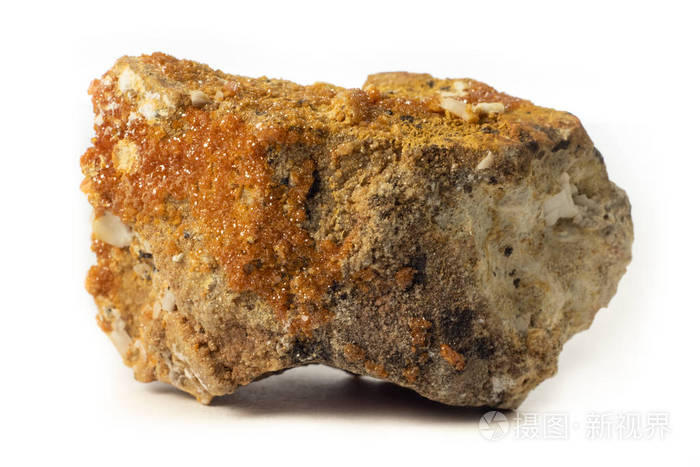 摩洛哥的岩石纯白色背景上分离出天然钒矿晶体