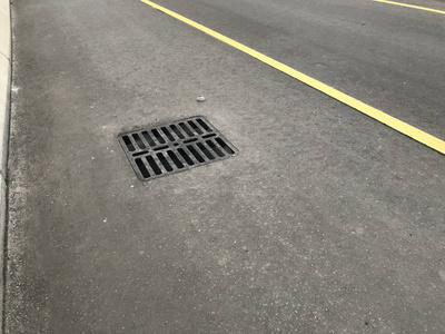 符合英国标准的重型格栅井盖,安装在高架公路桥上,用于道路,基础设施