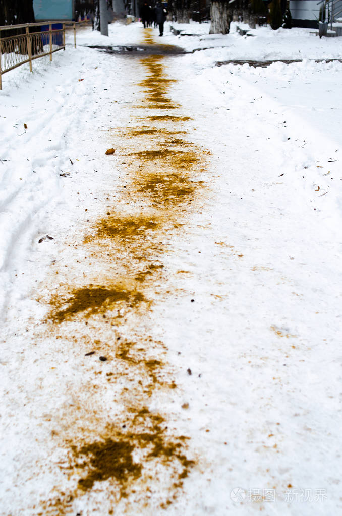 冬天的人行道上撒满了沙子冰受伤雪中的沙子沙子在微缩的雪地上安全