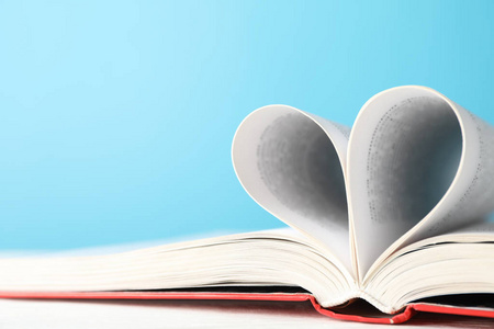 心是用书页做成的.蓝色背景下的书,特克斯的空间照片
