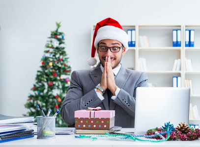 年轻商人在办公室庆祝圣诞节