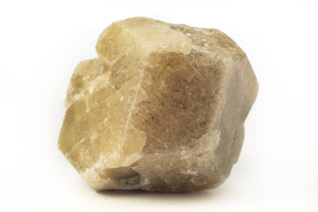 从巴西分离出来的一种纯白色背景下的方钠石矿物岩石。