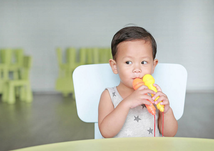 童年 学习 可爱极了 触摸 清白 乐趣 麦克风 婴儿 面对