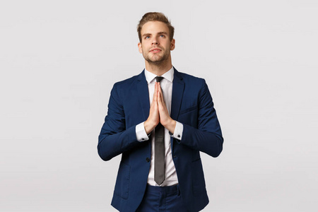 仰望天空的人图片