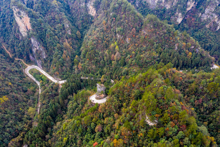 从高处俯瞰壮观的山路景观图片