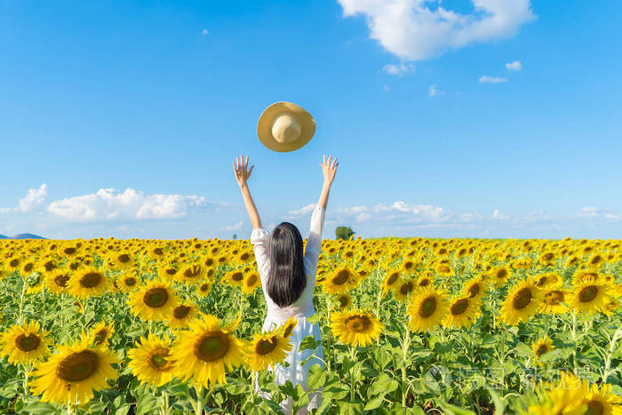 快乐的亚洲女人在一个完整的bl享受和放松肖像