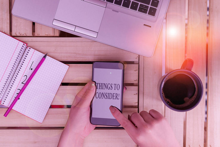 商业照片展示仔细想想,才能做出决定女人用笔记本电脑智能手机和办公