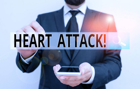 显示心脏病发作的文字标志。概念图突发冠状动脉血栓导致死亡男性穿正式工作服手持智能高科技智能手机使用一只手。