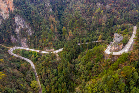 中国惊险的山路风光图片