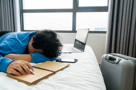 亚洲女乘客疲惫图片