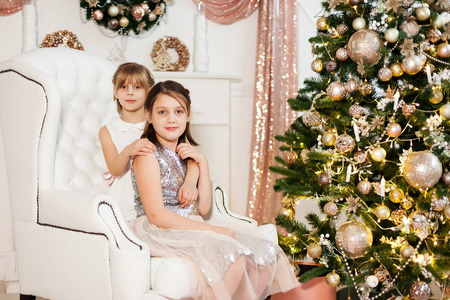 姐妹 儿童 在一起 庆祝 新的 可爱的 美丽的 圣诞节 白种人