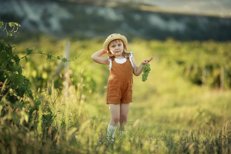 戴着牛仔帽的小女孩走在田野里