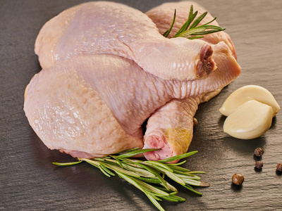 raw meat, chicken leg 照片