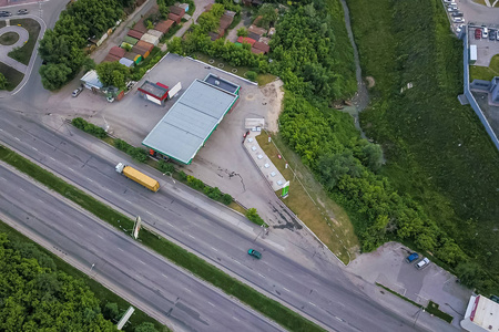 城市道路附近的绿色加油站鸟瞰图