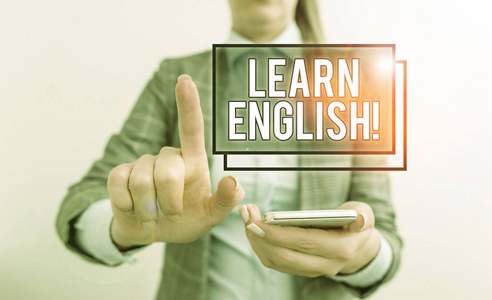 显示学习英语的文字标志。概念照片通过手机和商务女性学习商业概念，获得新的语言知识。