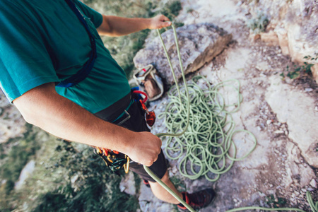 攀岩者用攀岩设备特写，在攀岩时打结