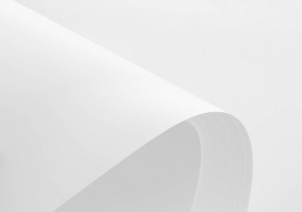 白色背景上有柔和阴影的a4空白纸叠照片