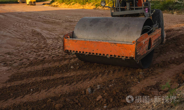 压路机在新道路施工现场工作。在公路上工作的重型机械。施工设备。道路压实。