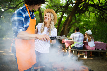 成人 闲暇 烧烤 野餐 公园 夏天 周末 午餐 聚会 幸福