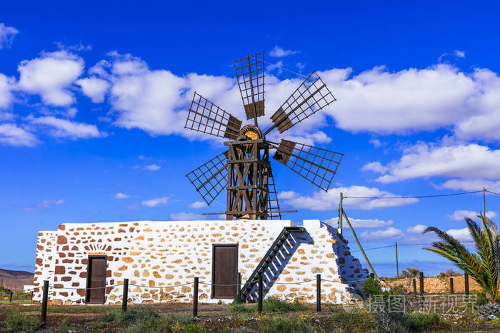 西班牙富尔特文图拉岛的传统老式风车
